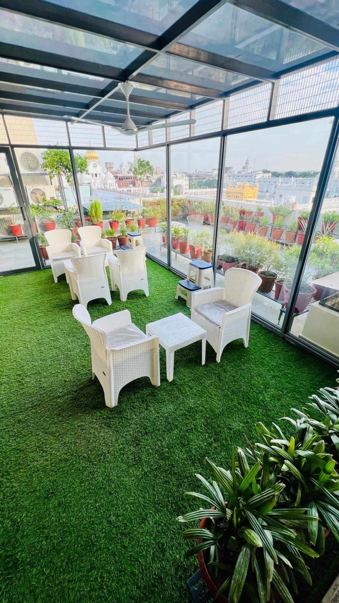 Hotel Sapphire Opposite Golden Temple Amritsar Exterior photo