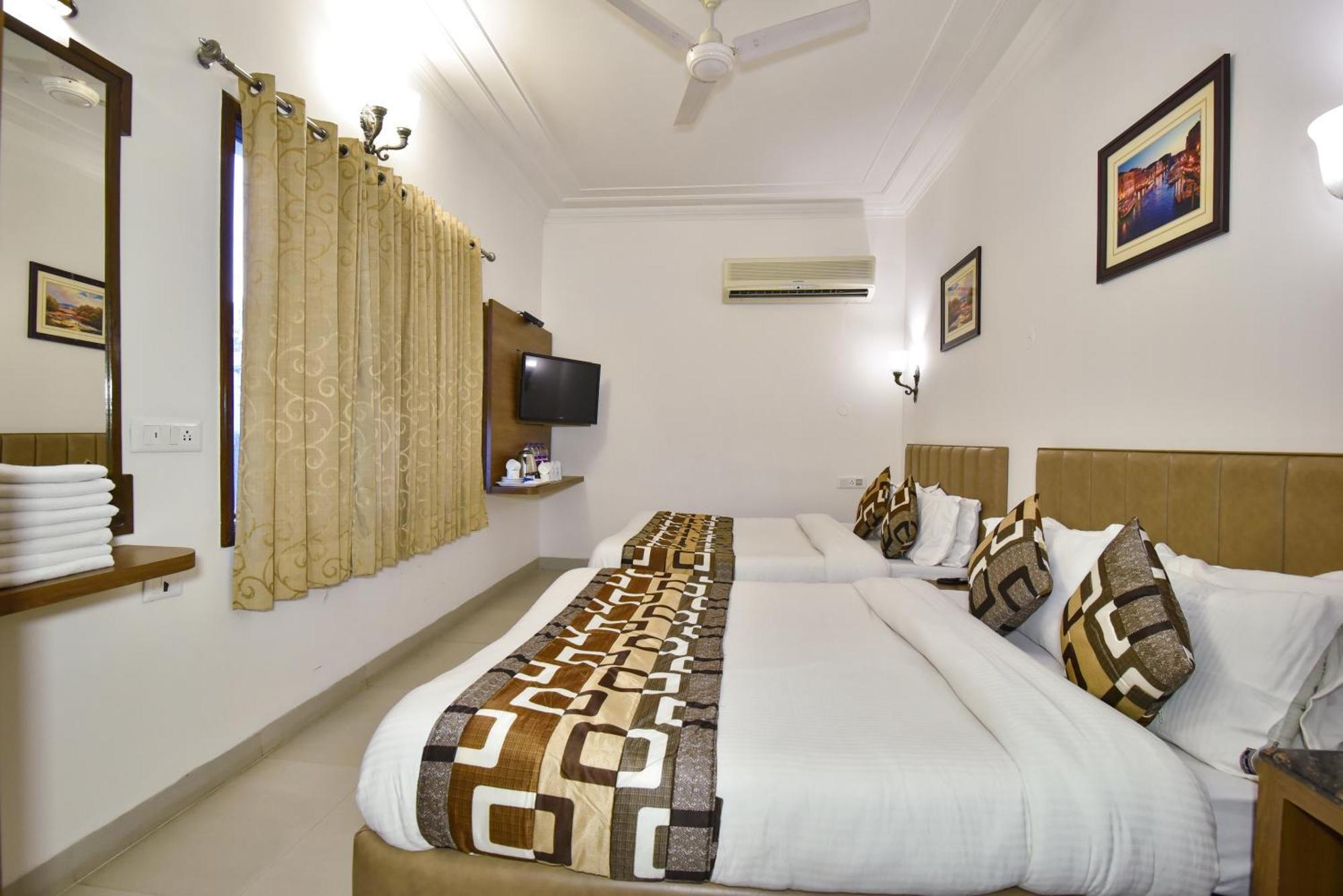 Hotel Sapphire Opposite Golden Temple Amritsar Exterior photo