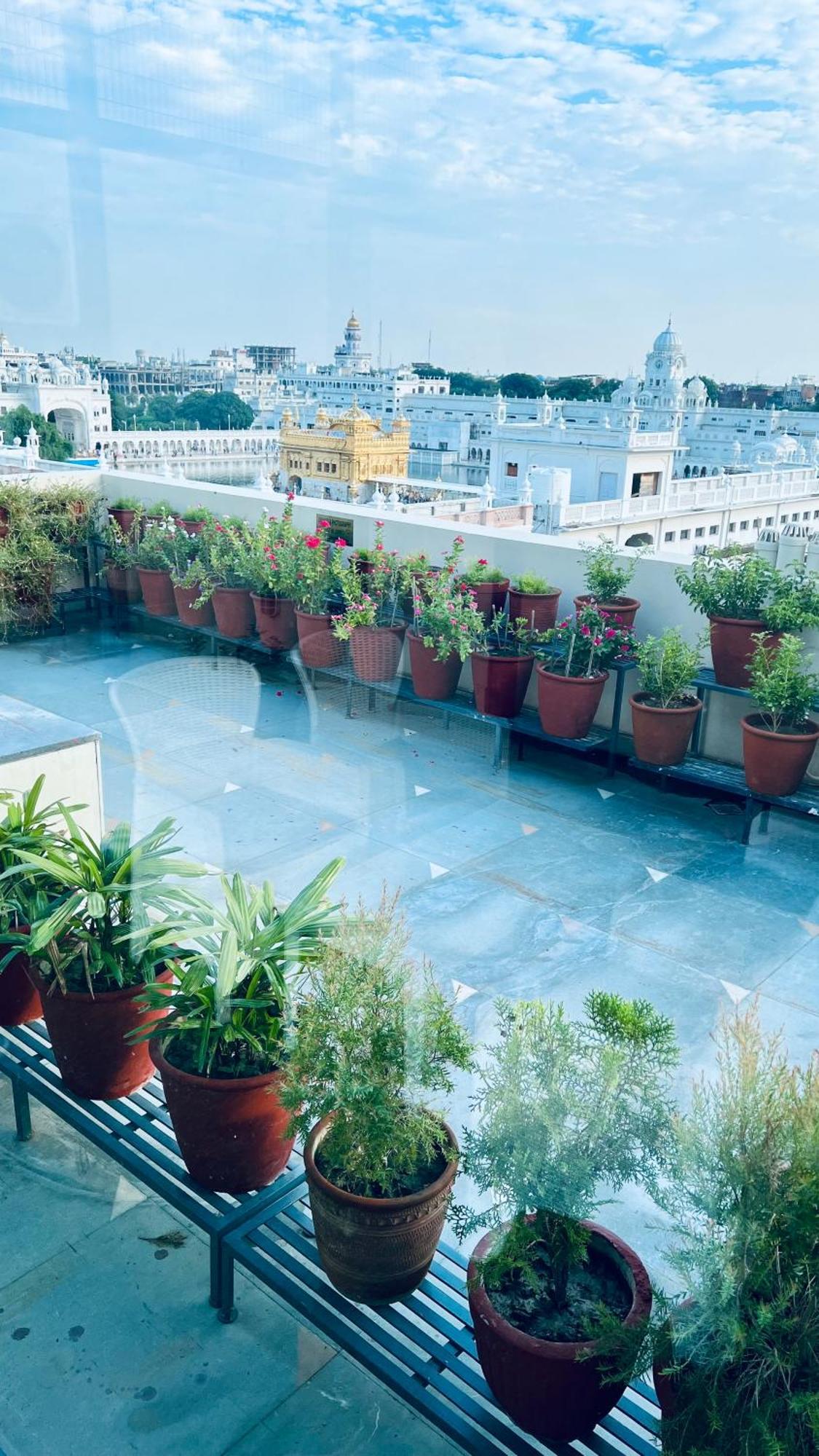 Hotel Sapphire Opposite Golden Temple Amritsar Exterior photo