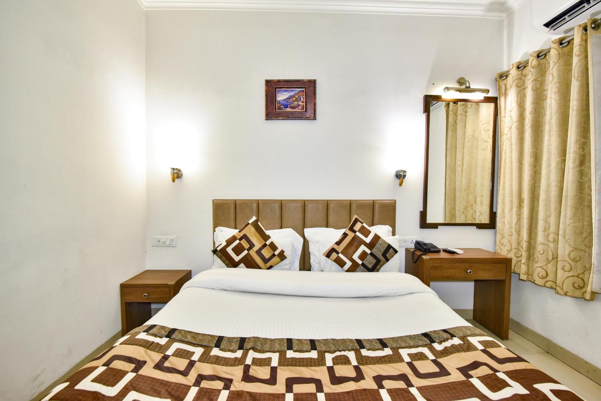 Hotel Sapphire Opposite Golden Temple Amritsar Exterior photo