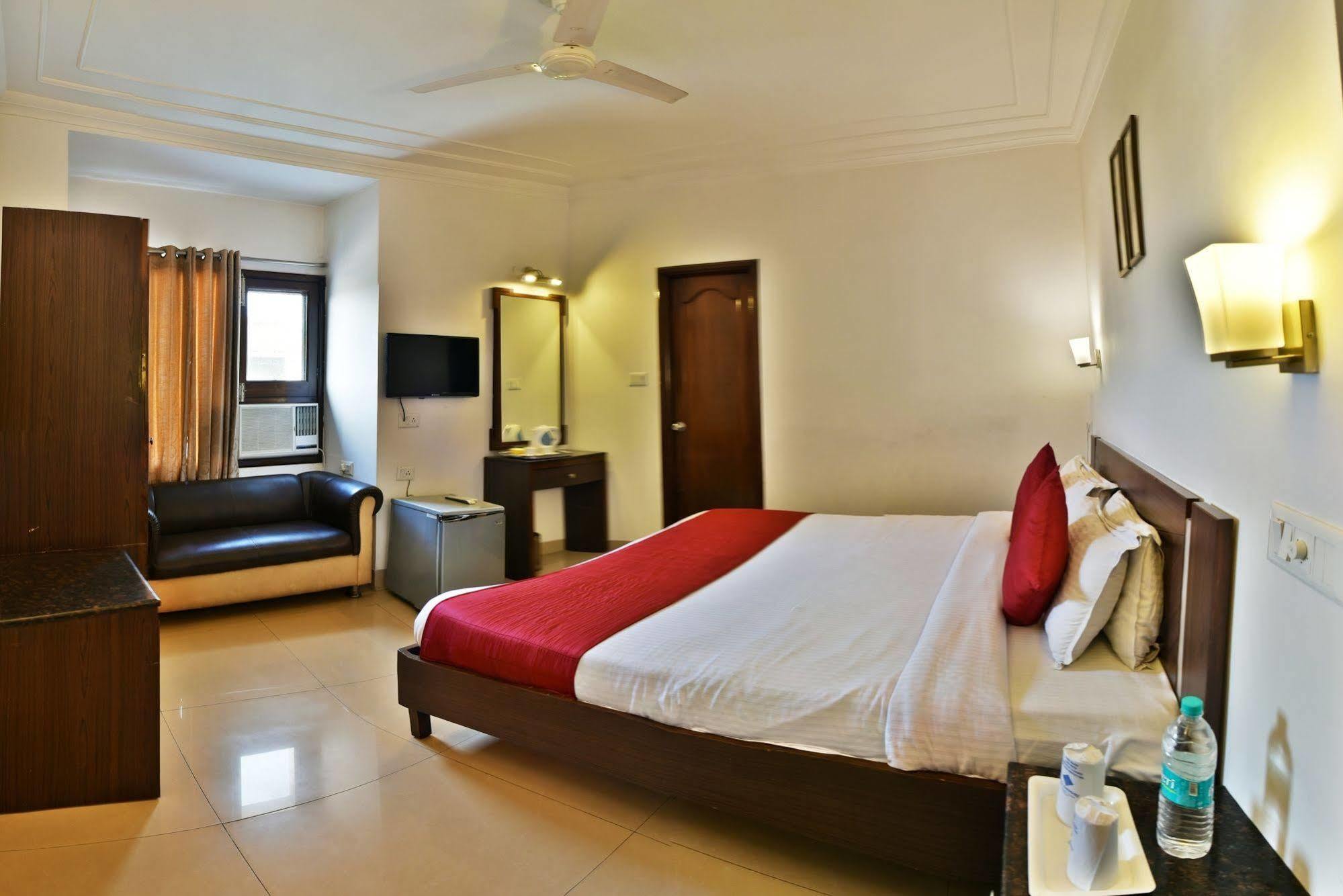 Hotel Sapphire Opposite Golden Temple Amritsar Exterior photo